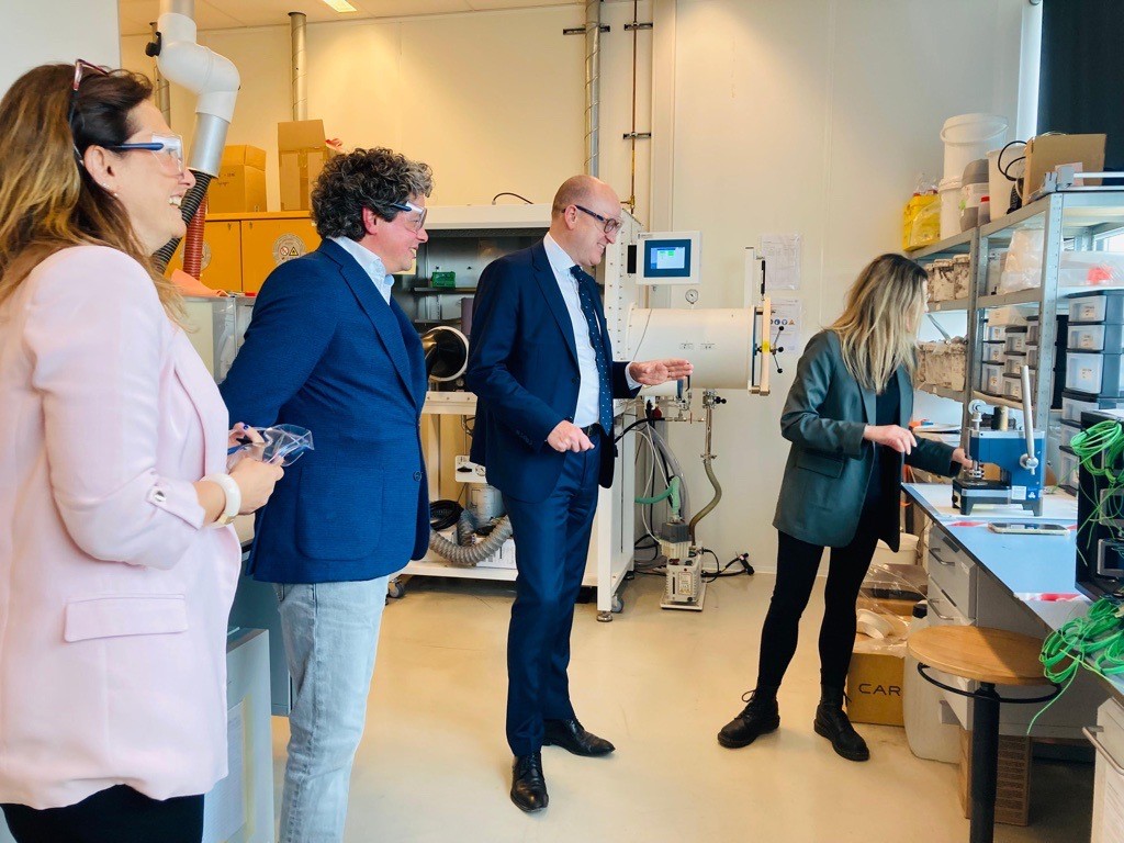 Daniela Sordi (CTO), Rutger van Raalten (CEO), Bart Groothuis, (Member of European Parliament) and Pinelopi Angelopoulou (Battery Application Development Lead) in the CarbonX battery labs.
